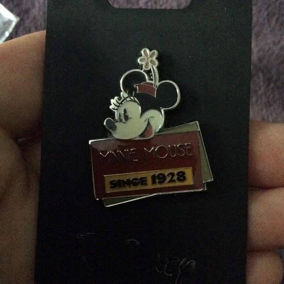 Minnie Mouse 1928 Monogram pin - Picture 2 of 8